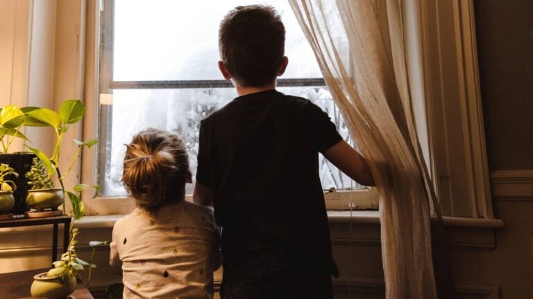 Read more about the article NSPCC advice for whether to leave kids at home this summer